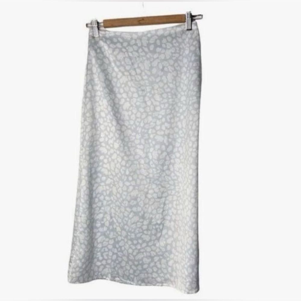 White Midi Pencil Skirt for Casual Resort Wear